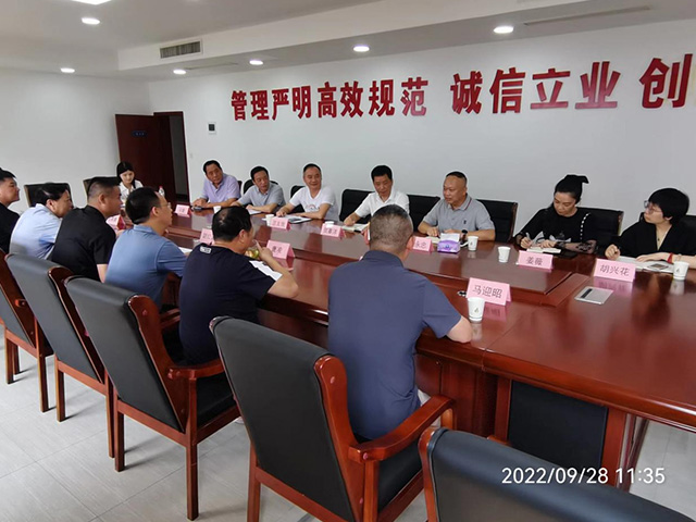 集团领导下车间检查安全维稳工作 集团领导下车间检查安全维稳工作