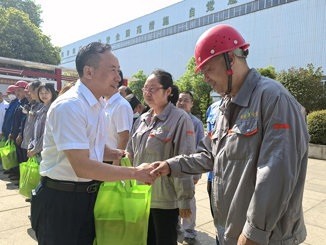 夏日炎炎,领导为职工送“清凉” 夏日炎炎,领导为职工送“清凉”
